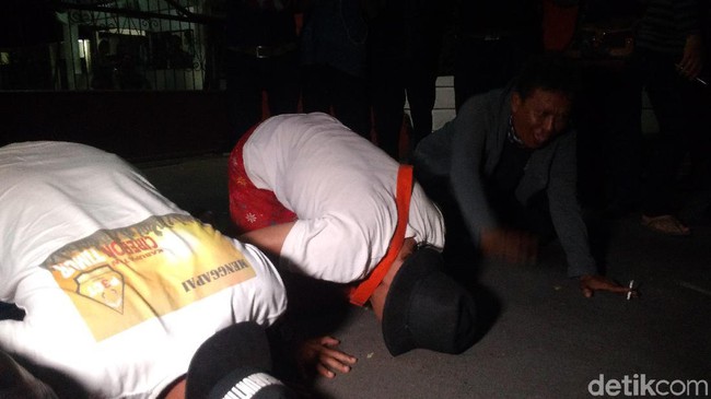 Bupati Cirebon Ditangkap KPK, Aktivis Sujud Syukur di Pendopo