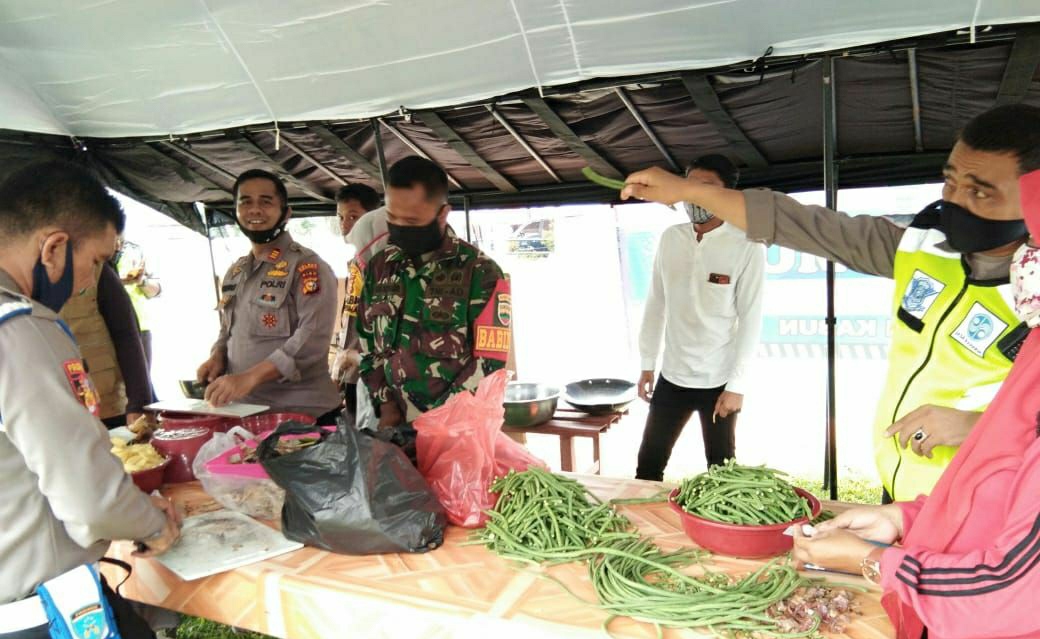 TNI Polri di Kecamatan Kabun Dirikan Dapur Umum Bantu Warga Terdampak Covid-19