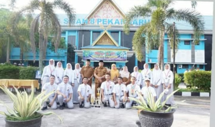 Kepsek SMAN 8 Pekanbaru Serahkan Medali dan Piagam Pada Siswa Beprestasi