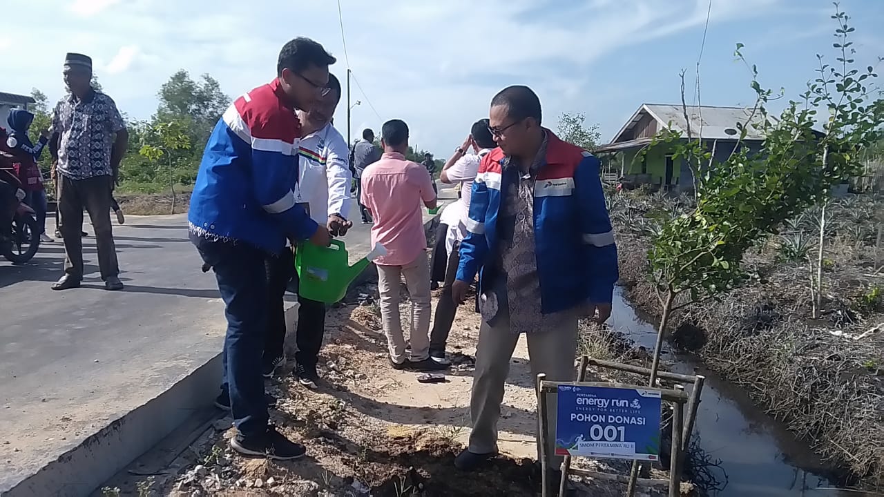 Pertamina RU II Dumai Lakukan Program Penghijauan Penanaman 450 batang Pohon Ketapang Di Jalan Dermaga, Purnama Kota Dumai