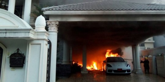 Salah isi ulang baterai, Porsche seharga Rp 5,8 miliar terbakar