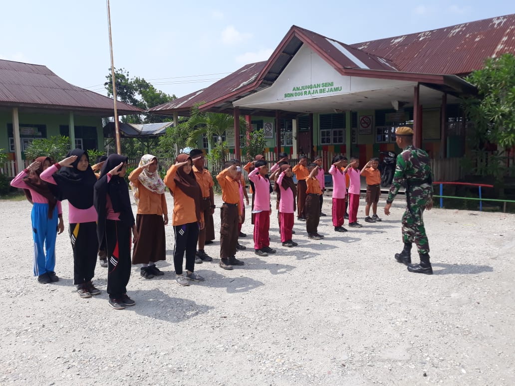 Danki Satgas TMMD Letda Arh Rio prihanto Berikan Materi PBB Di SD N 006 Raja Bejamu