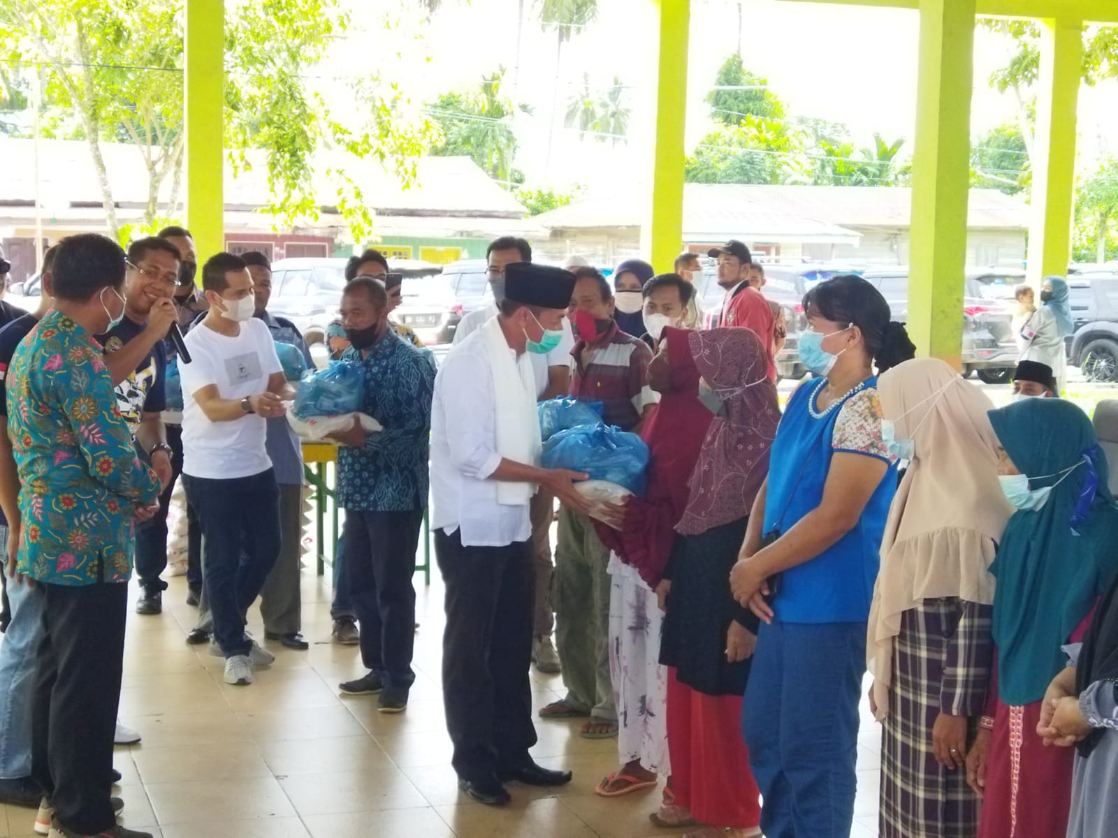 Rayakan Anniversary ke 1, Forci Riau Pesisir Serahkan 100 Paket Sembako Kepada Masyarakat