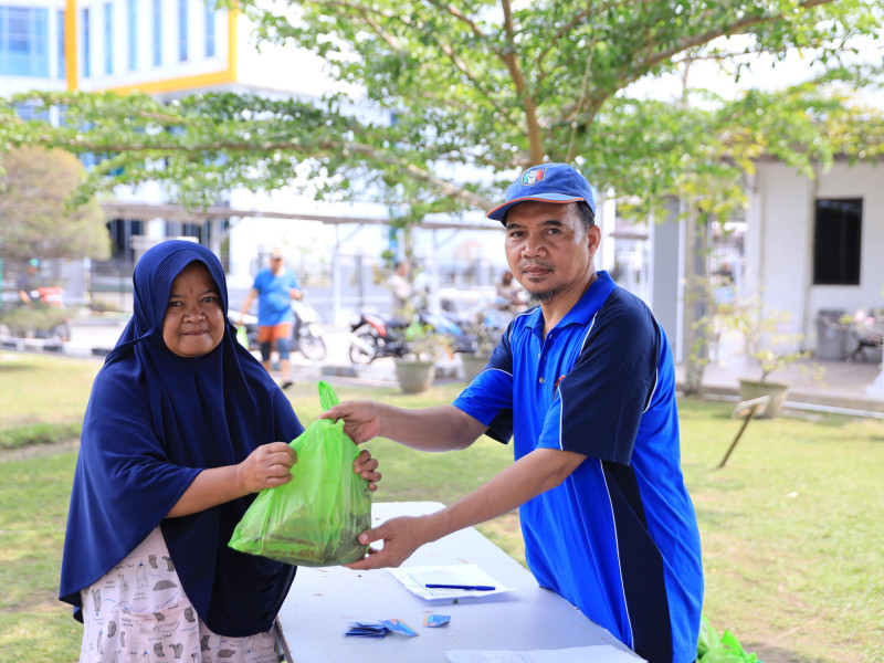 Idul Adha 1445 H, Masyarakat Sambut Bahagia Pembagian Paket Daging Kurban oleh PLN UID RKR