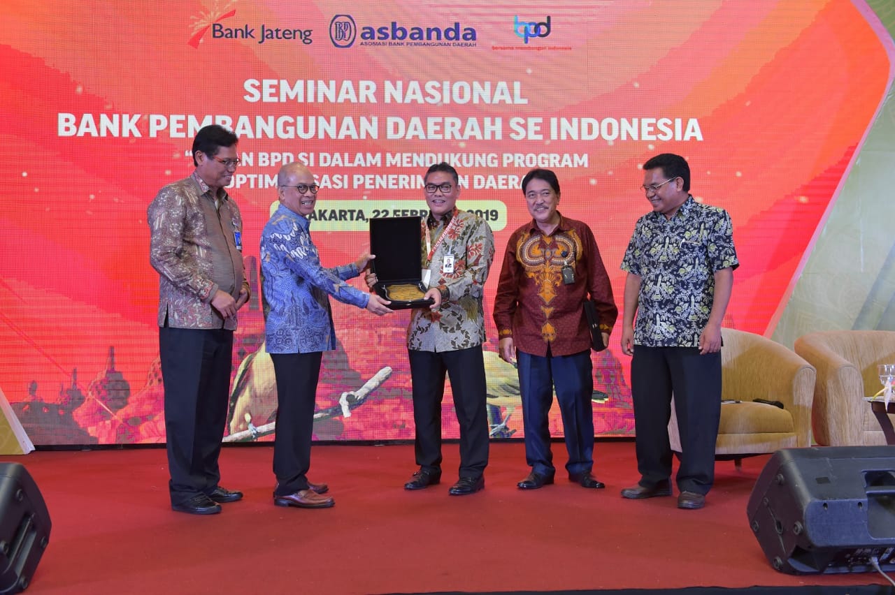 Korsupgah KPK RI Bersama Dirut Bank Riau Kepri Menjadi Narasumber Seminar Nasional di Solo