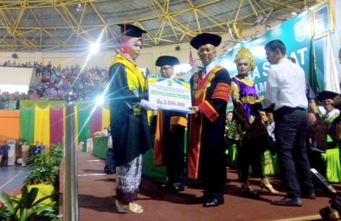 IPK Tertinggi dari 1.375 Lulusan UIR, Fauzia Terima Reward  Rp 2 Juta Rupiah dari Universitas