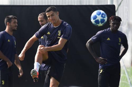 Szczesny Ajari Ronaldo Tendangan Bebas