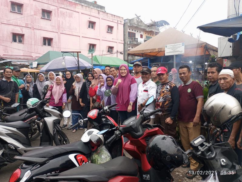 Bhabinkamtibmas Gotongroyong Bersama Masyarakat Sukaramai Dalam Rangka Hari Peduli Sampah