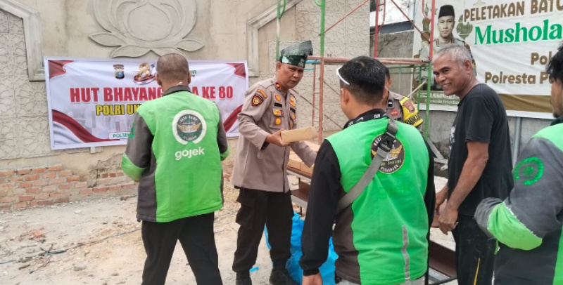 Jumat Berkah, Kapolsek Bina Widya Berbagi Makanan untuk Mitra Ojol
