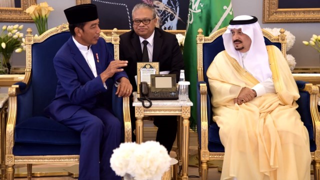 Tiba di Arab Saudi, Presiden Jokowi Bertemu Raja Salman