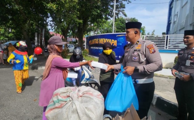 Jum’at Berkah, Ditlantas Polda Riau Bagikan Nasi Kotak untuk Kaum Dhuafa, Pekerja Jalanan dan Petugas Kebersihan di Pekanbaru