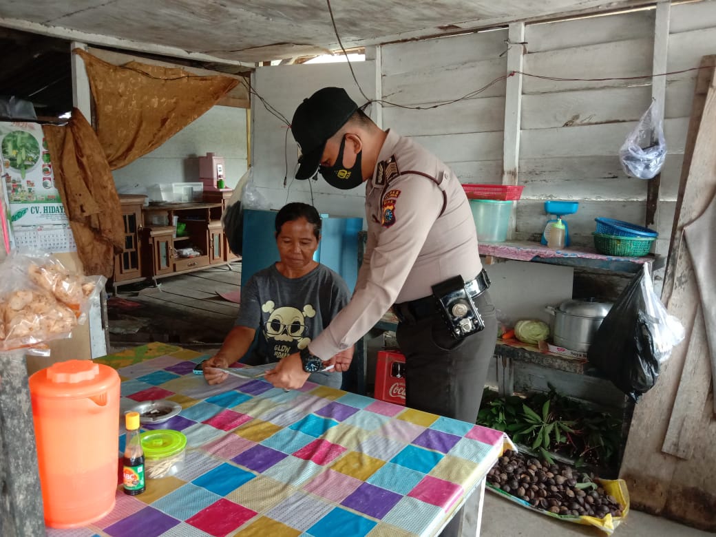 Sosialisasi Maklumat Kapolda Riau, Personel Polsubsektor Pelalawan Larang Warga Bakar Hutan