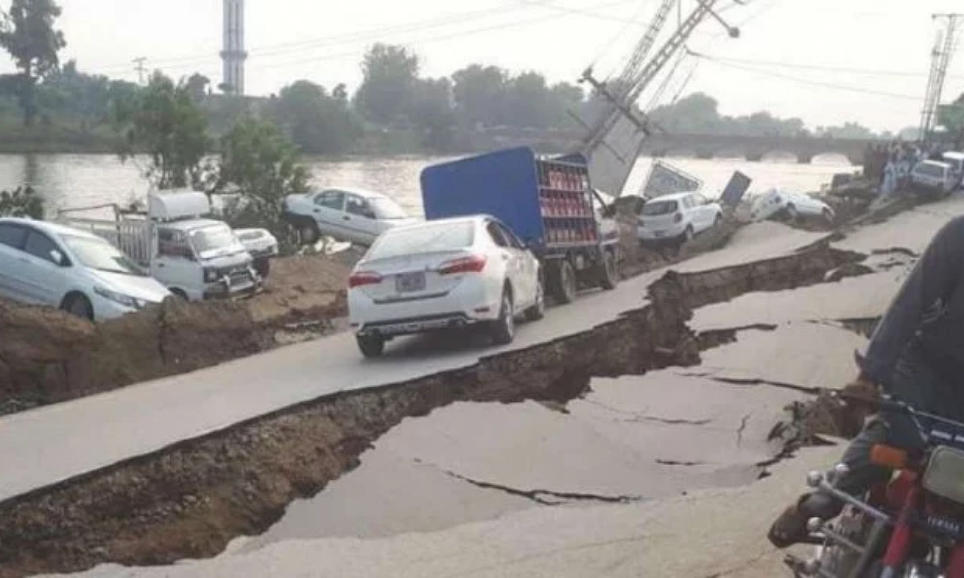 Pemandangan Mengerikan Usai Gempa Besar Guncang Pakistan