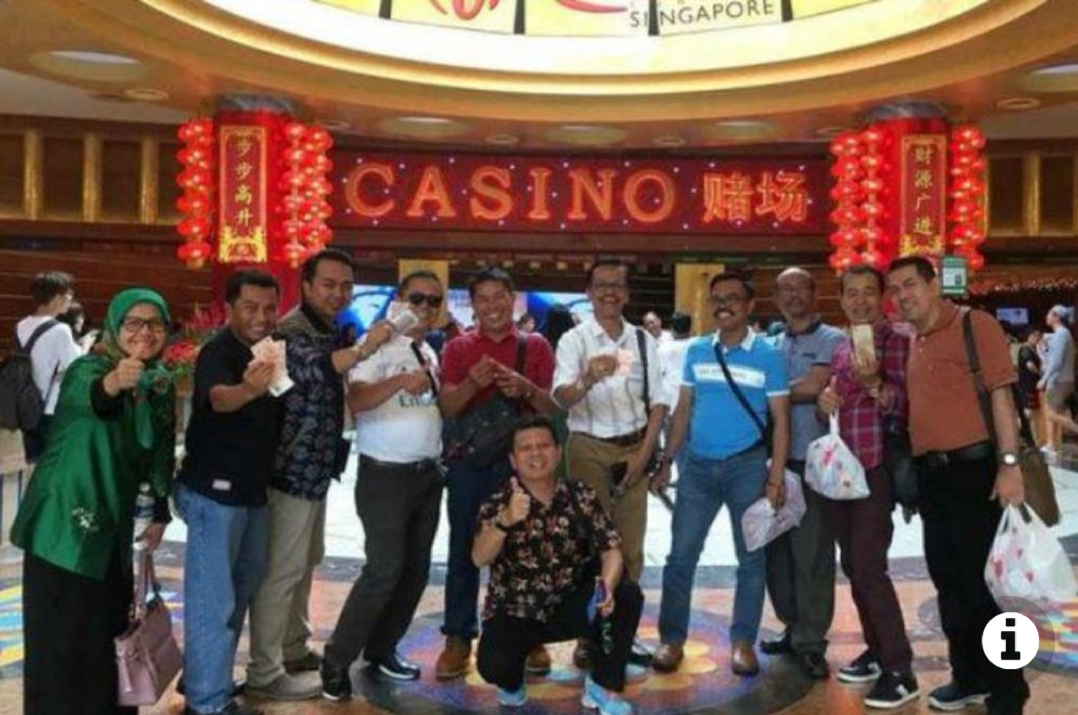 Viral, Foto Anggota DPRD SumBar Pegang Uang Dollar di Depan Kasino di Singapura