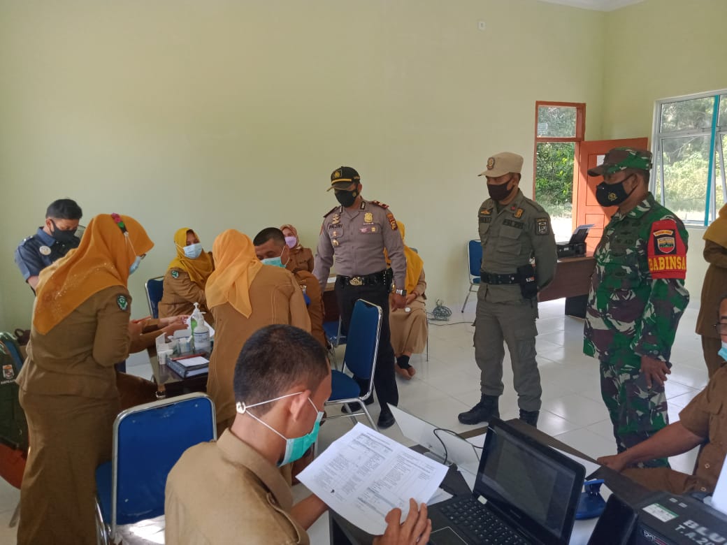 Kapolsek Kerumutan Monitor Pelaksanaan Vaksinasi Covid-19 Tenaga Pendidik