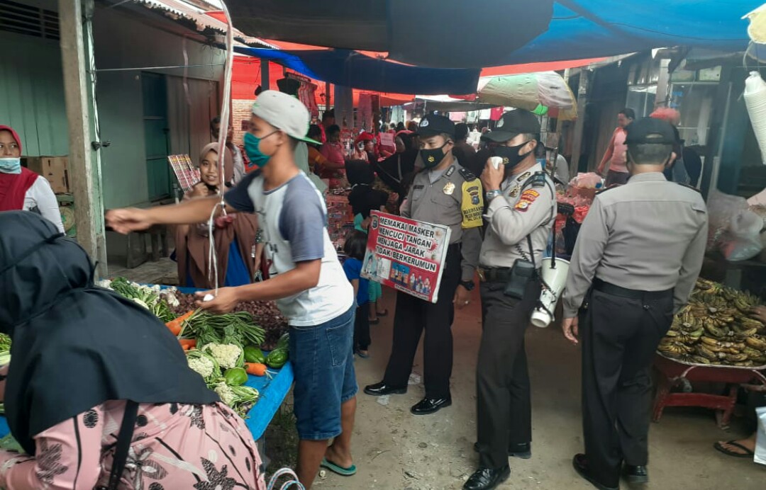 Polisi Lakukan Sosialisasi Prokes di Pasar Bandar Sei Kijang