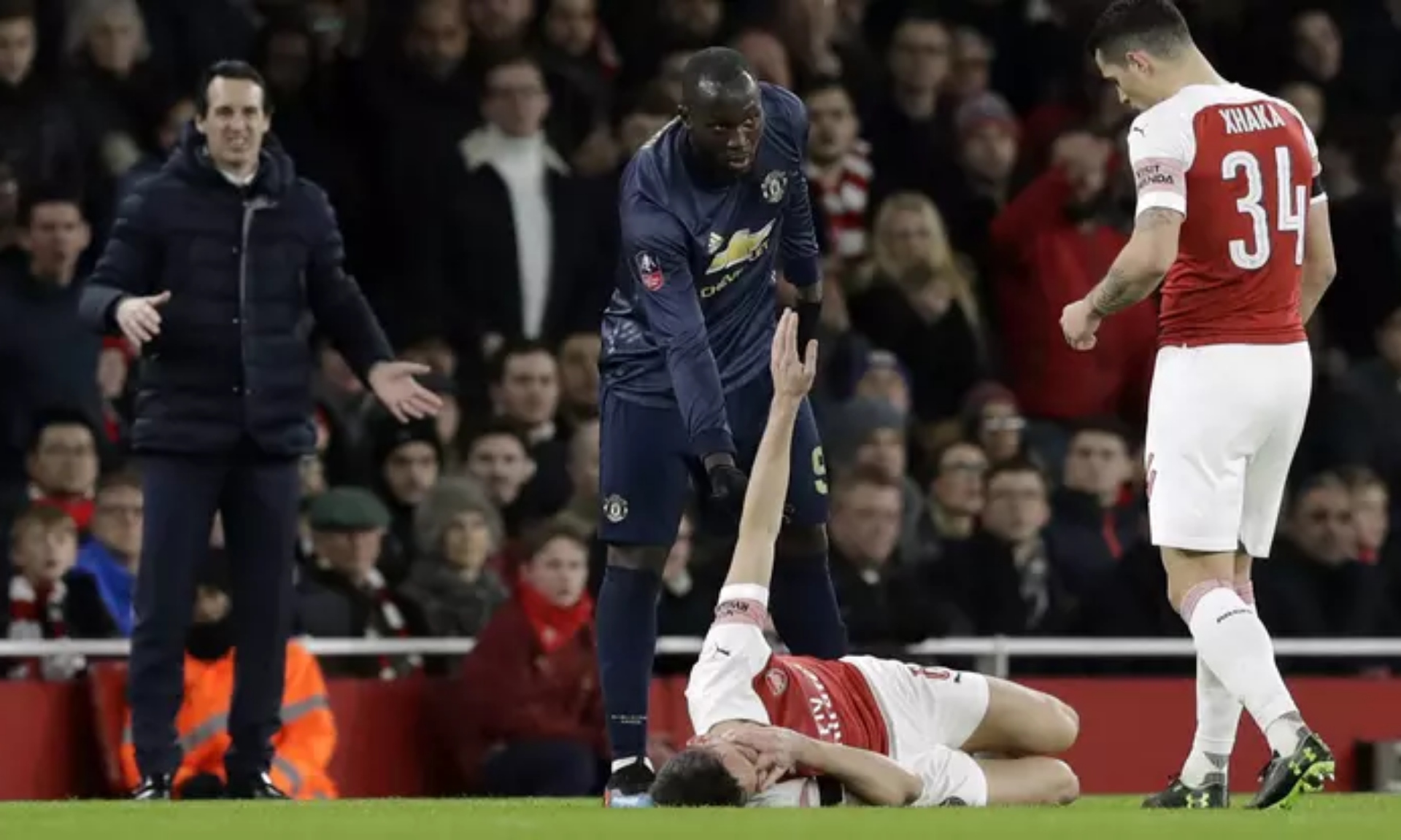 Diinjak Striker MU, Rahang Kapten Arsenal Patah