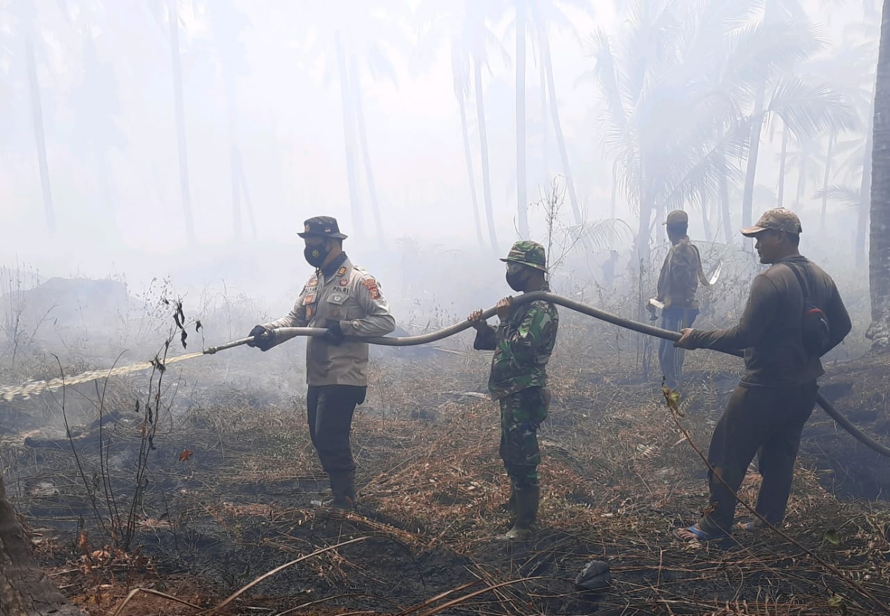 Polsek Kuala Kampar Lakukan Pendinginan Titik Api di Desa Sokoi dan Sungai Mas