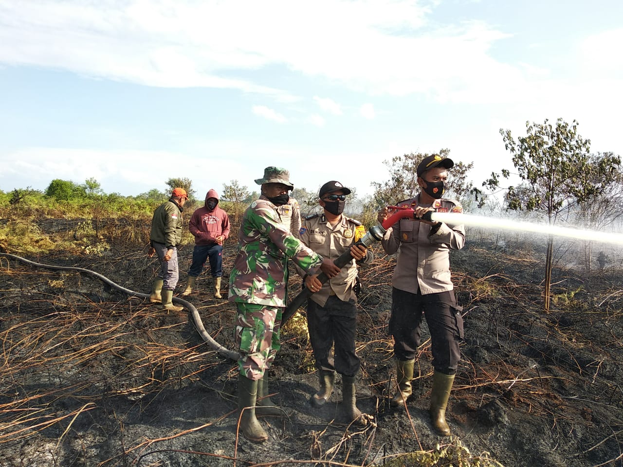 Kebakaran Lahan di Desa Gambut Mutiara, Polri Bersama Tim Gabungan Padamkan Api