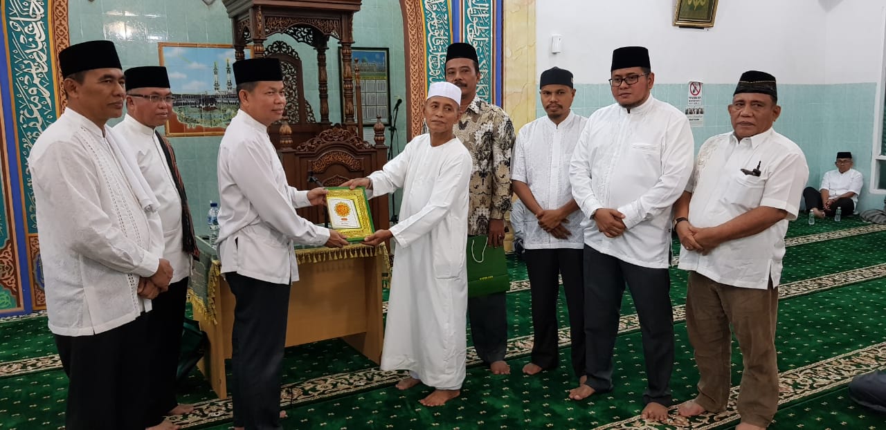 Lanjutkan Safari ke Al Jariyah, Rektor Titip Mahasiswa UIR ke Jemaah Masjid
