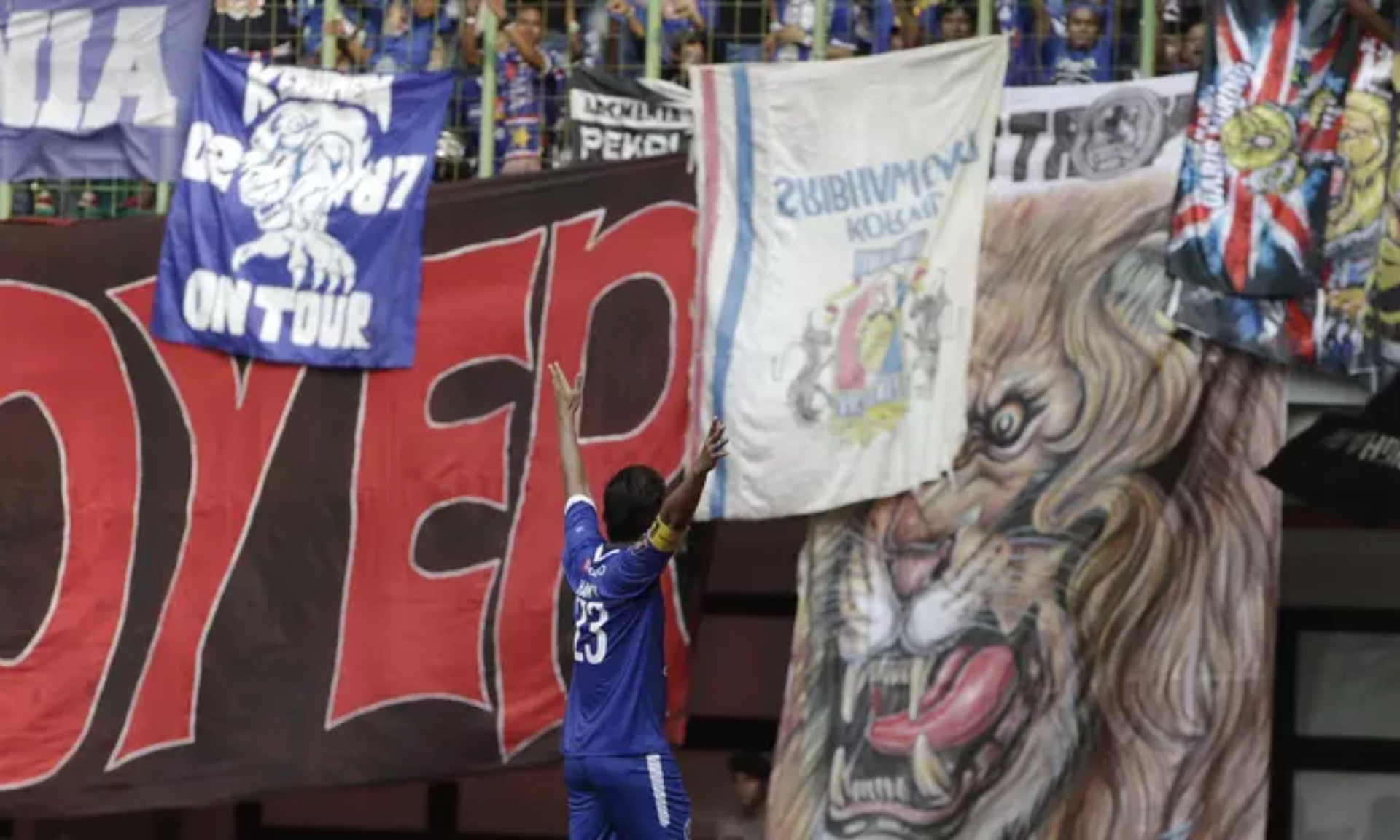 Nyanyikan Lagu Ejek Suporter Lain, Aremania Ditegur Hamka Hamzah