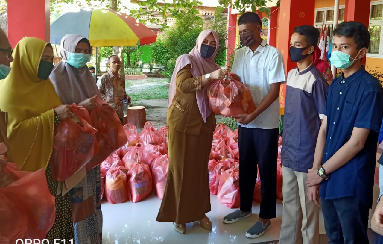 SMAN 4 Pekanbaru Bagikan 200 Paket Sembako ke Siswa Kurang Mampu dan Warga Sekitar Sekolah