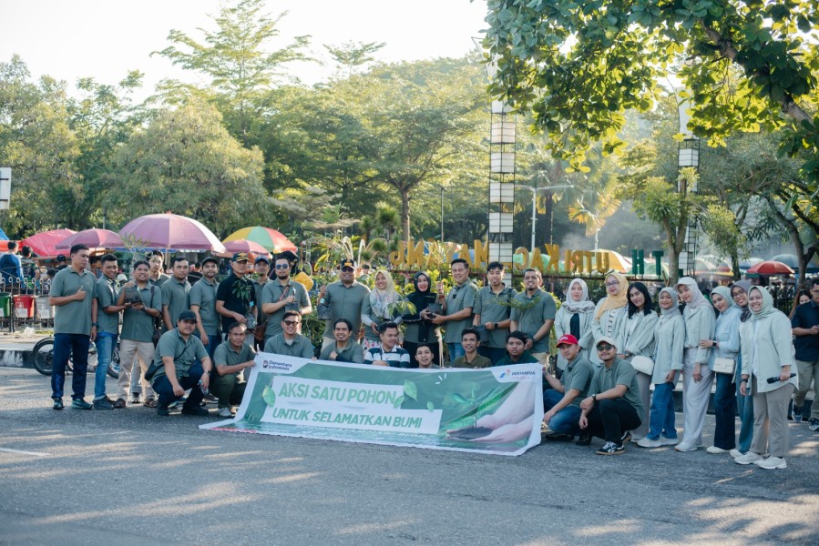 Pertamina Patra Niaga Regional Sumbagut Melalui Fuel Terminal Sei Siak Bagikan Bibit Pohon, Ajak Masyarakat Lestarikan Lingkungan