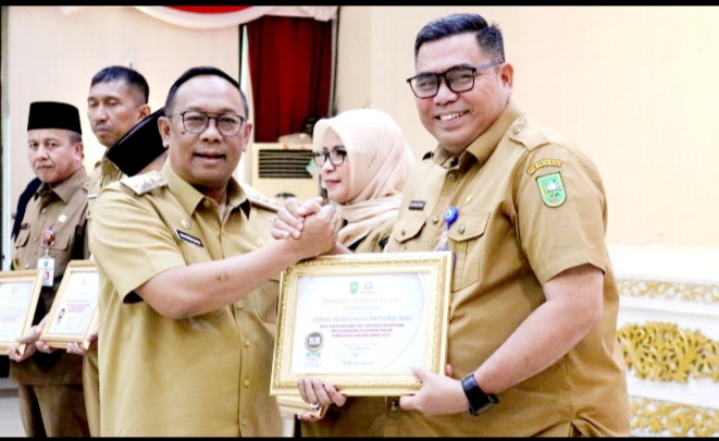 Disdik Riau Raih Patuh Penyelenggaraan Pelayanan Publik 2024 dari Ombudsman RI