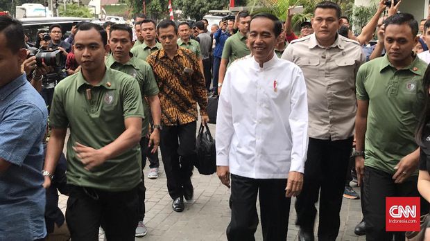 Deklarasi Cawapres Jokowi: Baju Kerah Koko dan Sneaker Hitam