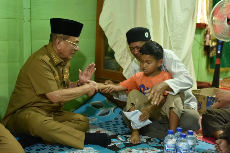 Kunjungi Keluarga Korban Laka Maut Tol Permai, Bupati Bistamam Sampaikan Belasungkawa