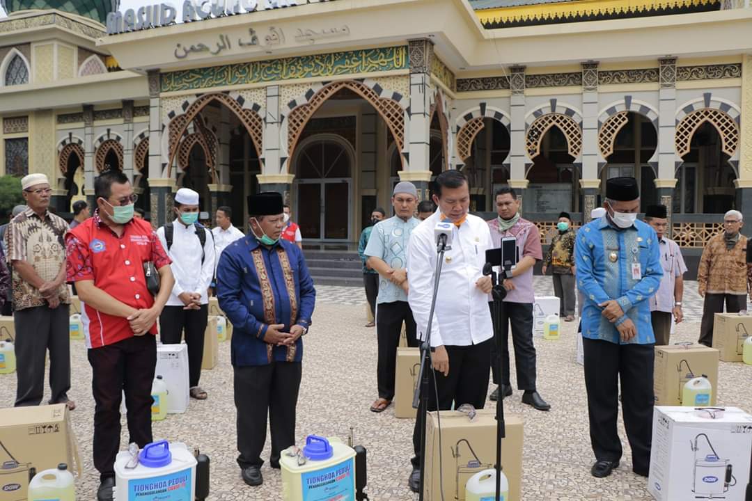 Imam Masjid Paripurna Terima Disinfektan dan APD Dari Walikota Pekanbaru