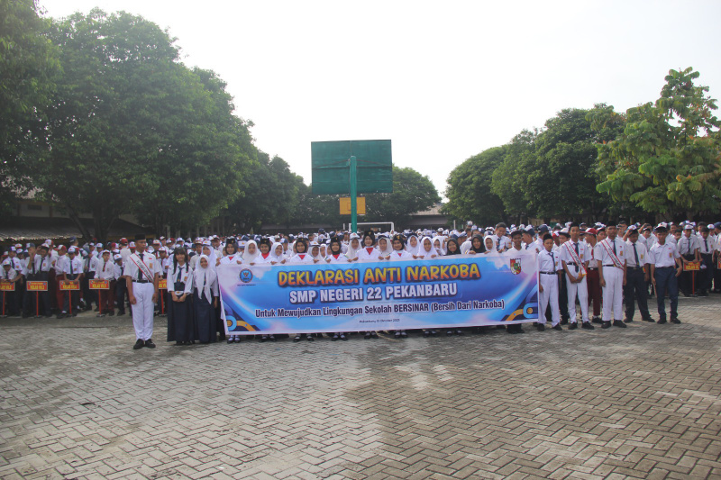 Ratusan Siswa SMPN 22  Pekanbaru Deklarasi Anti Narkoba Bersama BNN