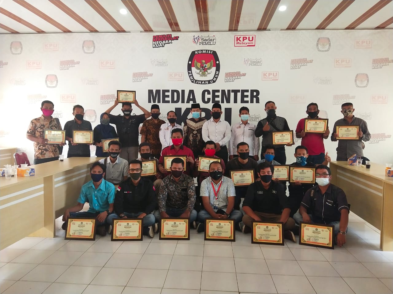KPU Rohil Sosialisasikan Tahapan Pilkada Serentak Kepada Wartawan