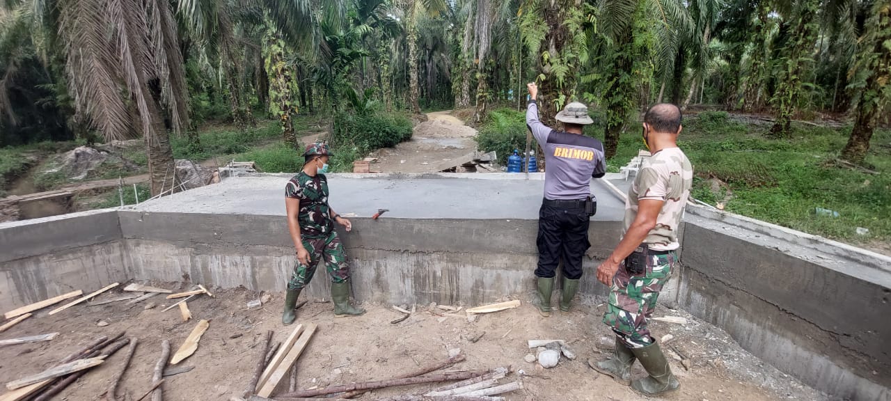 TNI dan Warga Lanjutkan Pemotongan Besi Pembangunan Box Culvert