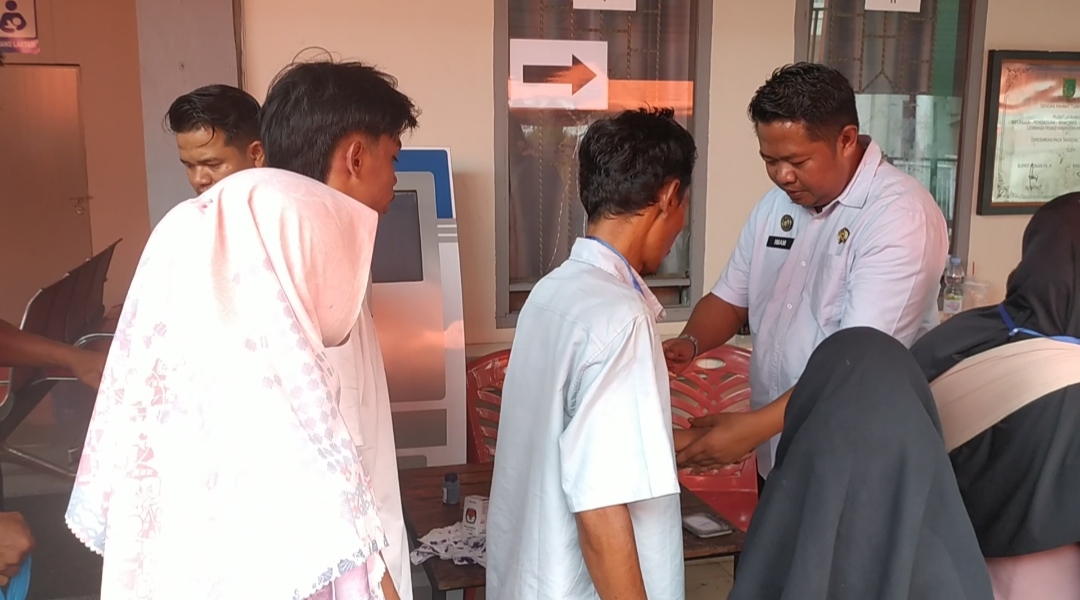 Hari Kedua Kunjungan, Kalapas Bagansiapiapi Turut Layani Keluarga WBP