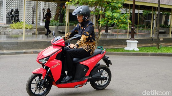 Besok Jokowi Pimpin Konvoi Kendaraan Listrik di Monas