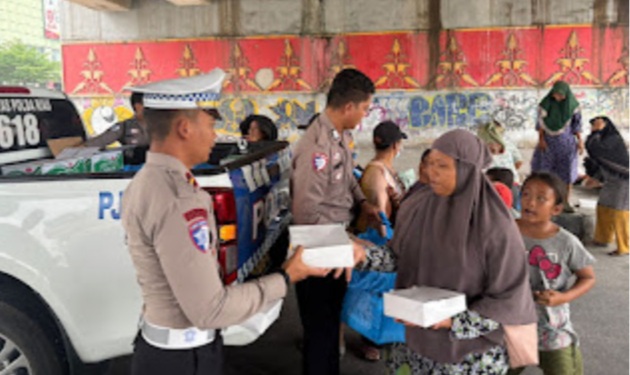 Program Jumat Barokah Ditlantas Polda Riau Bagikan Ratusan Paket Nasi Kotak