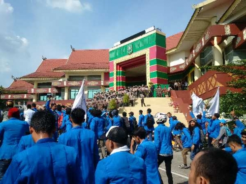 Rupiah Sudah Rp 15.000 Per Dolar, Mahasiswa UIR Kerumuni Gedung DPRD Riau
