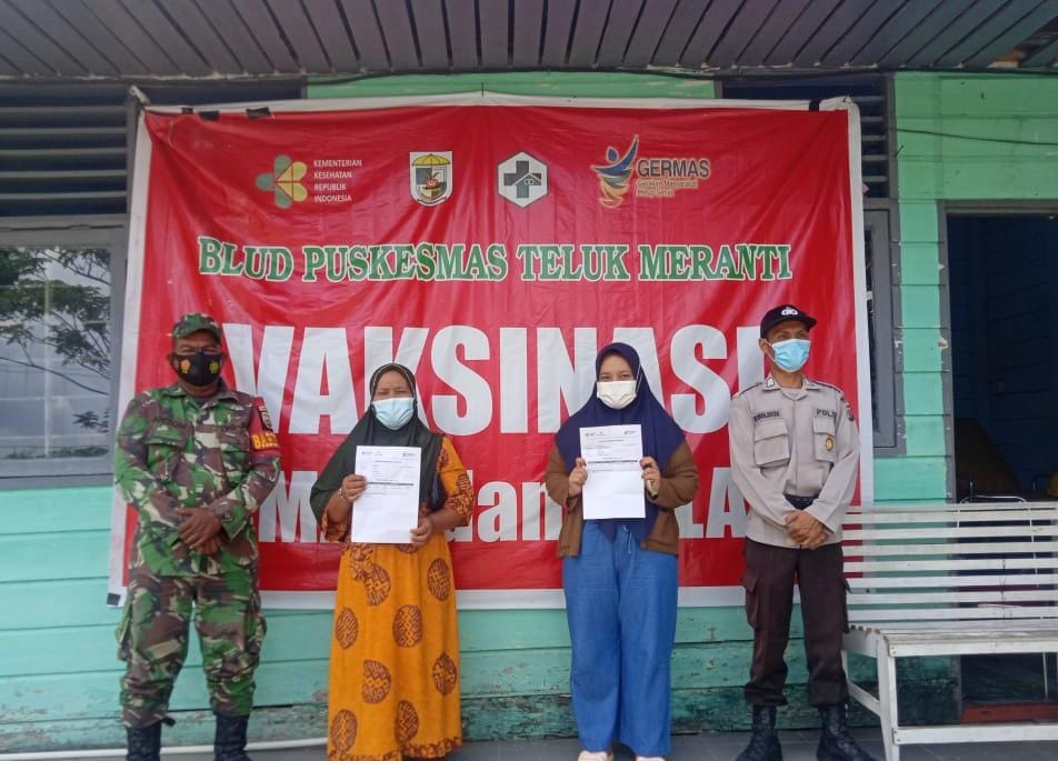 Polsek Teluk Meranti dan TNI Awasi Vaksinasi di Puskesmas