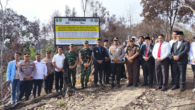 Bersama Bupati, Kapolres Kampar Pasang Plang Larangan Beraktivitas di Lokasi Bekas Kebakaran Lahan