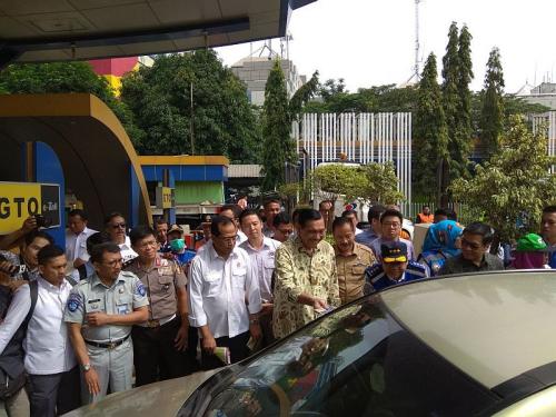 Aksi Menko Luhut dan Menhub Bagi-Bagi Brosur di Tol Bekasi