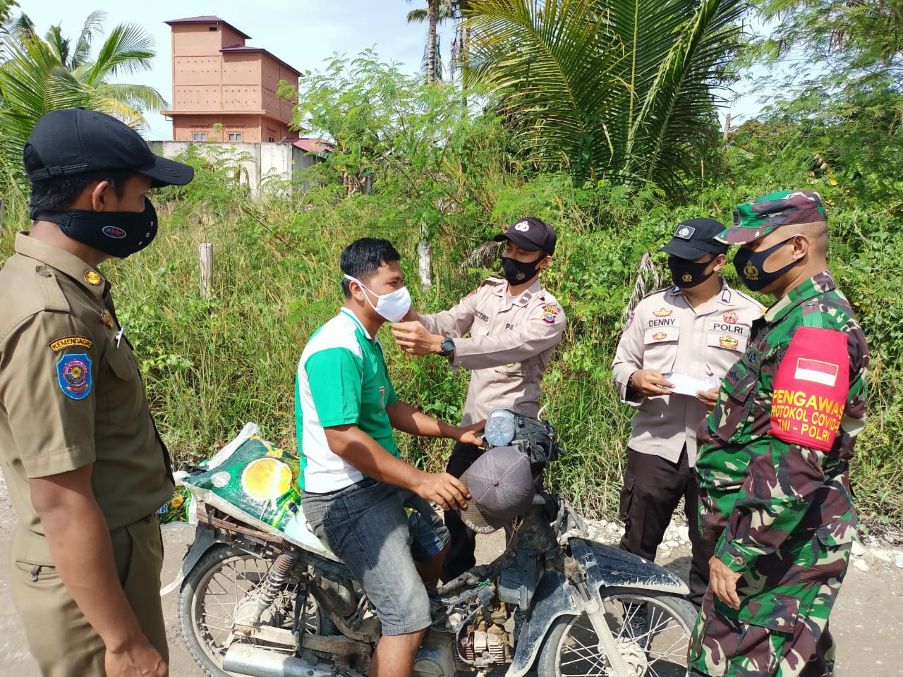 Polsubsektor Pelalawan Lakukan Operasi Yustisi Protokol Kesehatan Bersama TNI