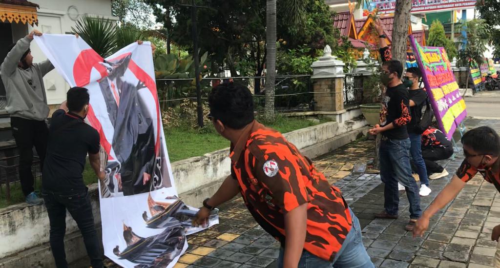 MPC Pemuda Pancasila Pekanbaru Lempari Poster Ginda Burnama Dengan Telur