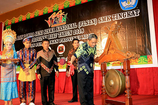 Sekdaprov Buka FLS2N SMK Tingkat Provinsi Riau. Ini Pesan Sekda Untuk Siswa dan Juri