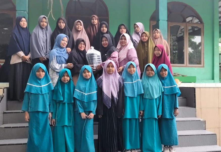 Berkah Ramadan, SDIT Bustanul Ulum Pekanbaru Berbagi Takjil dan Santunan Anak Yatim