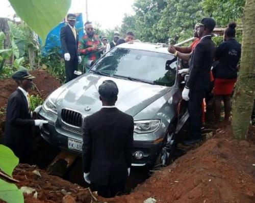 Baru Keluar Diler, BMW X5 Langsung Dikubur di Pemakaman