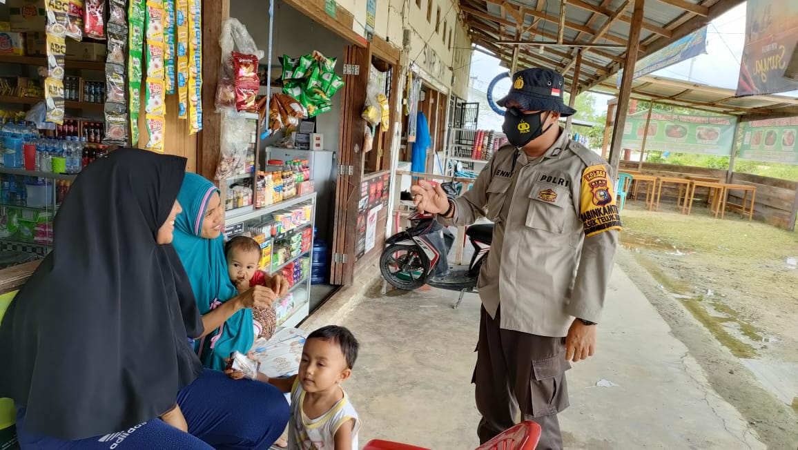 Cegah Covid-19, Polsek Teluk Meranti Sosialisasikan Prokes Kepada Pengguna Jalan