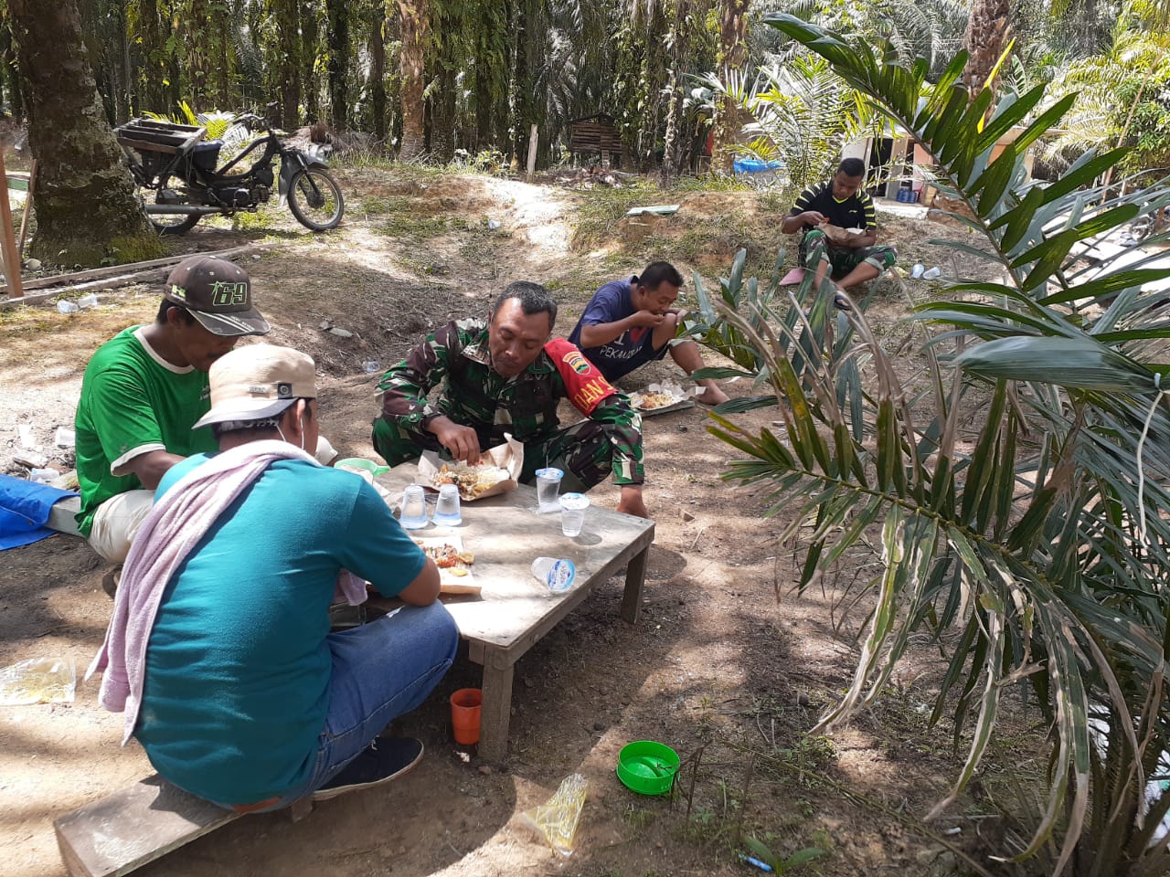 Berbaur Dengan Masyarakat, Komandan SSK TMMD Makan Bersama