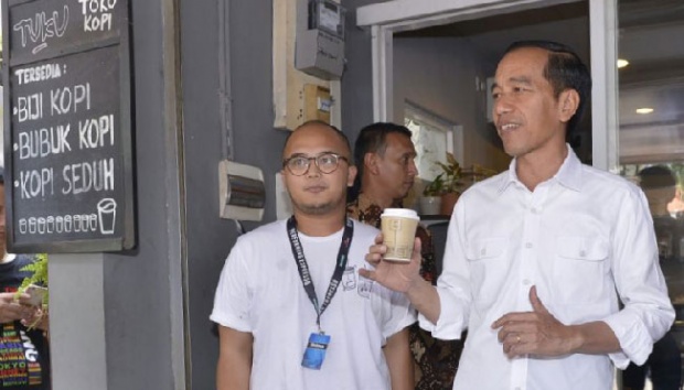 Jokowi Tantang Forum Rektor Buka Fakultas Sepak Bola dan Kopi