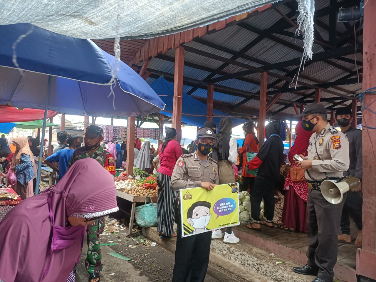 Polsek Kuala Kampar Pantau Penerapan Prokes di Pos PPKM Pasar Penyalai
